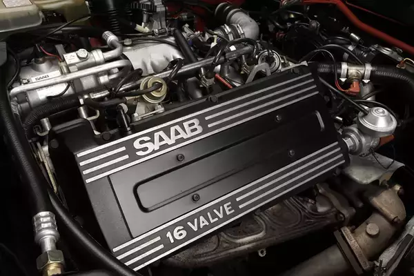 「映画「ドライブ・マイ・カー」で突如スポットを浴びる「サーブ」！　じつはもう消滅した自動車メーカーだった」の画像