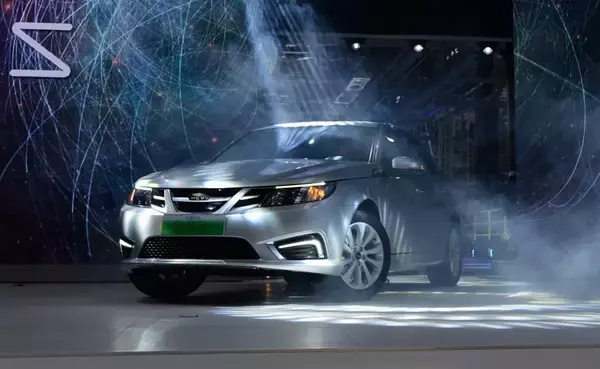 「映画「ドライブ・マイ・カー」で突如スポットを浴びる「サーブ」！　じつはもう消滅した自動車メーカーだった」の画像