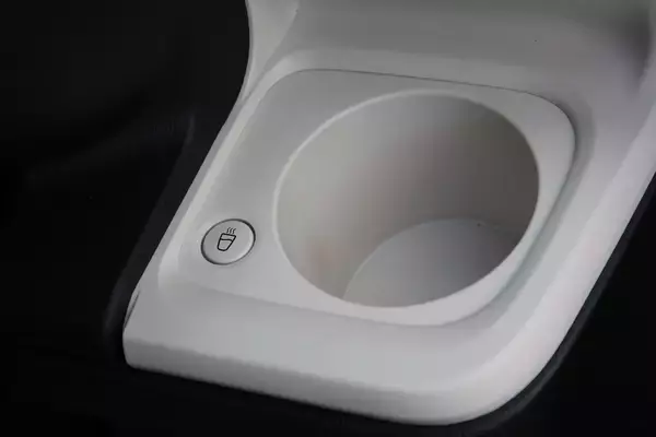 「目から鱗の便利っぷり！　もうこれだけで欲しくなるレベルのクルマの装備８選」の画像