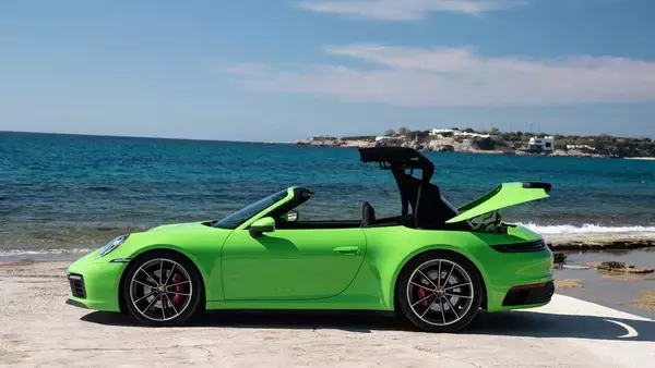 「ポルシェ911カブリオレってどんなクルマ？　その魅力を解説！」の画像