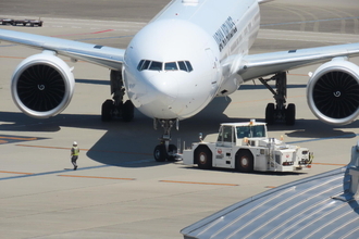 このサイズのクルマで重さはなんと40〜50トン！　飛行機を引っ張る「トーイングカー」もまた怪物グルマだった