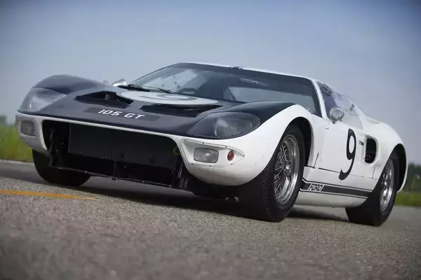 「買えぬなら倒してしまえ跳ね馬を！　打倒フェラーリの意地が生んだ「フォードGT40」伝説」の画像
