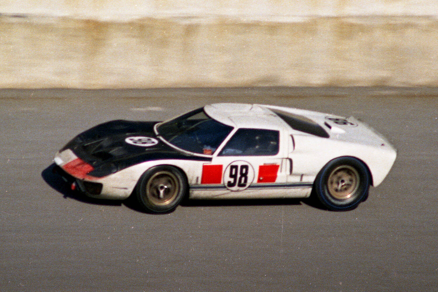 買えぬなら倒してしまえ跳ね馬を！　打倒フェラーリの意地が生んだ「フォードGT40」伝説