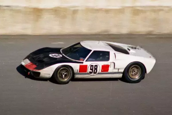 「買えぬなら倒してしまえ跳ね馬を！　打倒フェラーリの意地が生んだ「フォードGT40」伝説」の画像