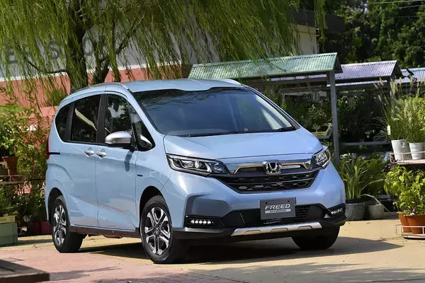 「名前と見た目だけのモデルも多数存在！　雰囲気で悪路に突っ込むとやっちゃう可能性のある「SUVっぽい」クルマ４選」の画像