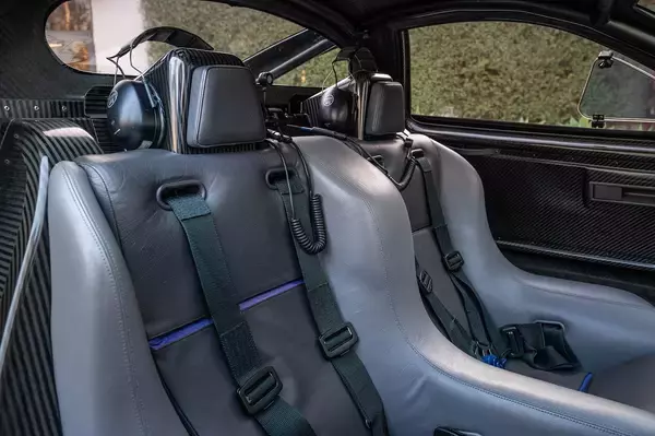 「走行中の車内は灼熱！　うるさすぎて会話するのにレシーバー！　ジャガーXJR-15は公道を走れるようにしただけのレーシングカーだった」の画像