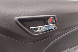 昭和には誰もが引っ張ったことのある「小さな棒」！　クルマの「ドアロックピン」がほぼ消滅したワケ