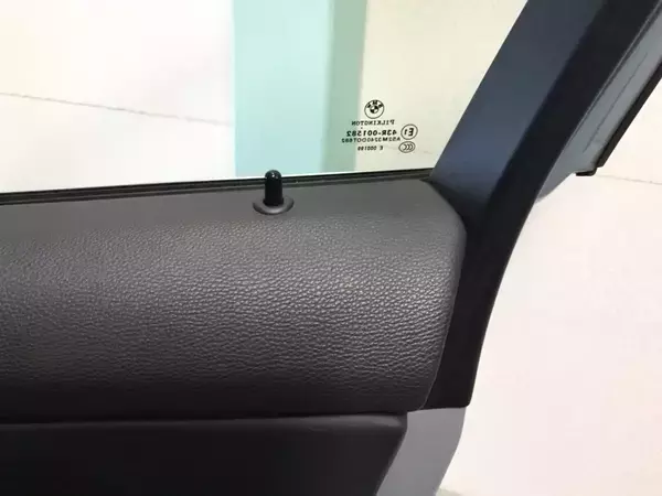 「昭和には誰もが引っ張ったことのある「小さな棒」！　クルマの「ドアロックピン」がほぼ消滅したワケ」の画像