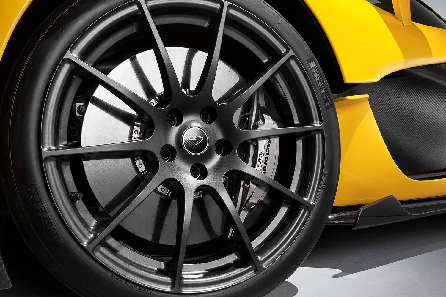 「１位」の車名はプライドと自信の表れ！　F1由来のDRSまでついたマクラーレン「P1」は究極のスポーツモデルだった