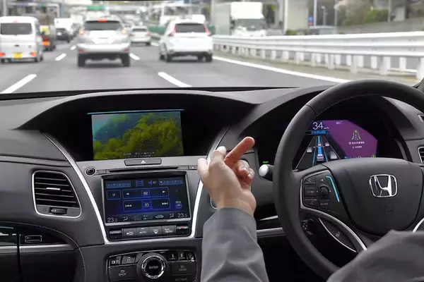 「走るだけでEVが充電できる道路！　運転席に座る必要のない自動運転車！　技術はあるというけどなかなか実用化されない理由と課題」の画像
