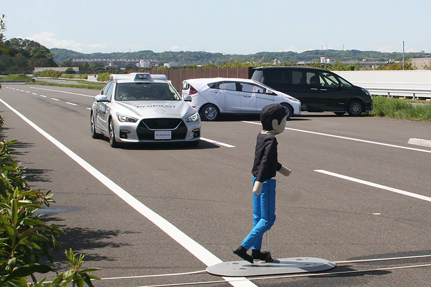 走るだけでEVが充電できる道路！　運転席に座る必要のない自動運転車！　技術はあるというけどなかなか実用化されない理由と課題