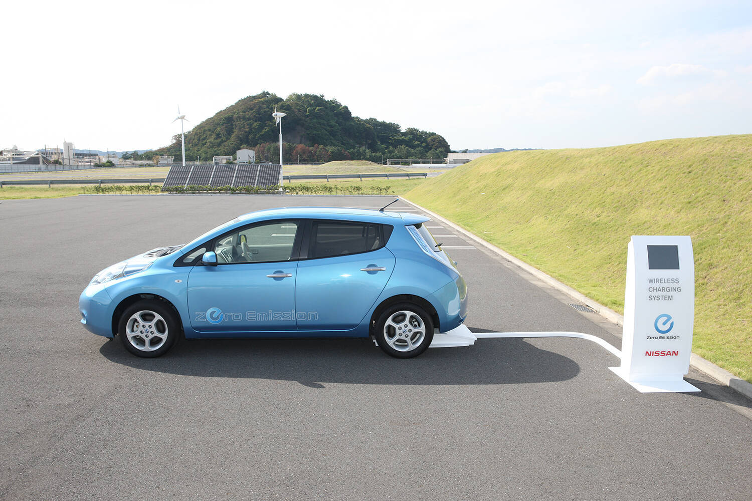 走るだけでEVが充電できる道路！　運転席に座る必要のない自動運転車！　技術はあるというけどなかなか実用化されない理由と課題