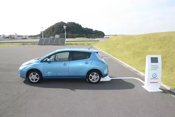 「走るだけでEVが充電できる道路！　運転席に座る必要のない自動運転車！　技術はあるというけどなかなか実用化されない理由と課題」の画像