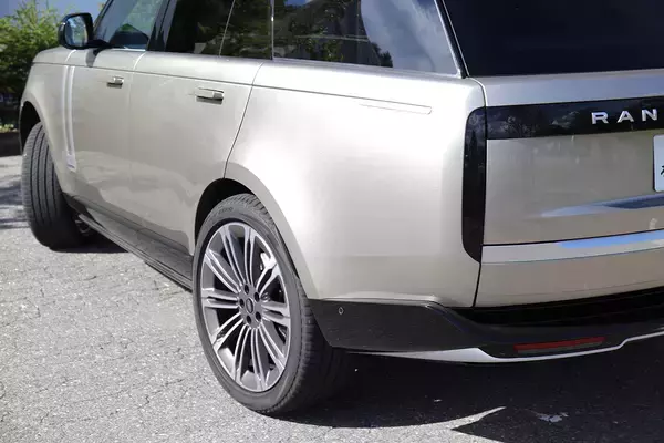 「【試乗】５代目「砂漠のロールスロイス」の走りやいかに？　新型レンジローバーの激速ガソリンモデルに乗った」の画像