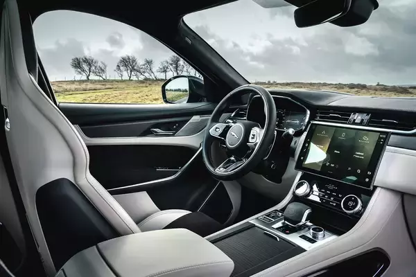 「価格が上まわる輸入車勢を中身で凌駕！　マツダCX-60をライバル車を比べたら「敵なし」なほど凄いクルマに仕上がっていた」の画像