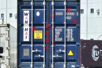 前にコンテナ車がきたら解読してみて！　書かれた文字や記号をみればコンテナの正体がまるわかり!!