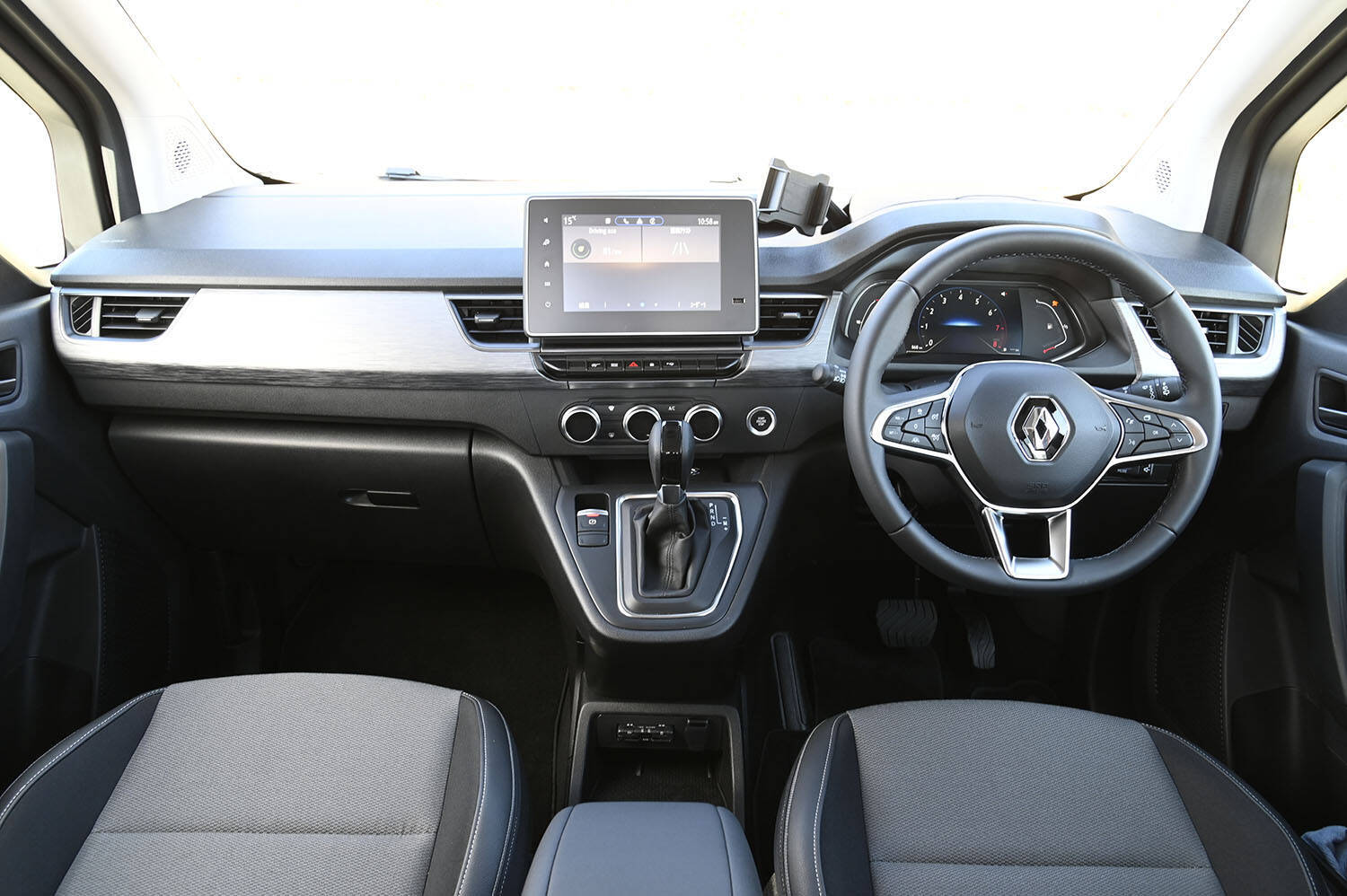 【試乗】輸入MPV２車の走りを比較！　乗用車的カングーに対してドブロはどこか商用車的な乗り味