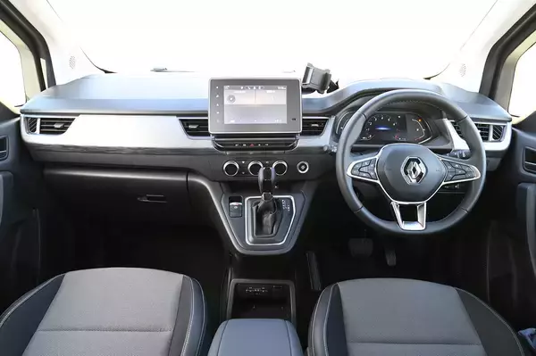 「【試乗】輸入MPV２車の走りを比較！　乗用車的カングーに対してドブロはどこか商用車的な乗り味」の画像