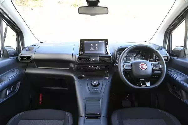 「【試乗】輸入MPV２車の走りを比較！　乗用車的カングーに対してドブロはどこか商用車的な乗り味」の画像