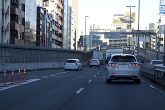 「トラックってトロいし邪魔」とか思うかもしれないがちょっと聞いて！　トラックドライバーが乗用車に望む運転とは？