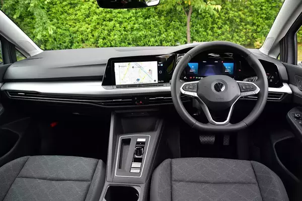 かつての「サハン」はステータス時代は終わった！　いまどきの「左ハンドル」輸入車の現状とは