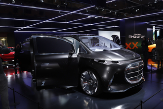 50インチ超えのディスプレイ装備の超豪華空間でレクサスLMに宣戦布告！　Ｖクラスの未来を象徴する「ビジョンＶ」が魅せた驚愕の中身【ジャパンモビリティショー2025】