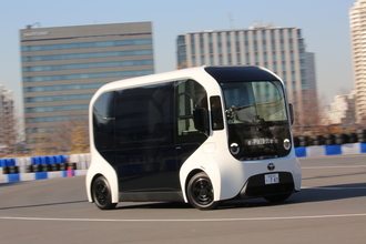 箱根駅伝でも注目を浴びた「e-パレット」にレーシングドライバーが試乗！　取り回しも実用性も最高だが唯一気になるのは「運転士の位置」