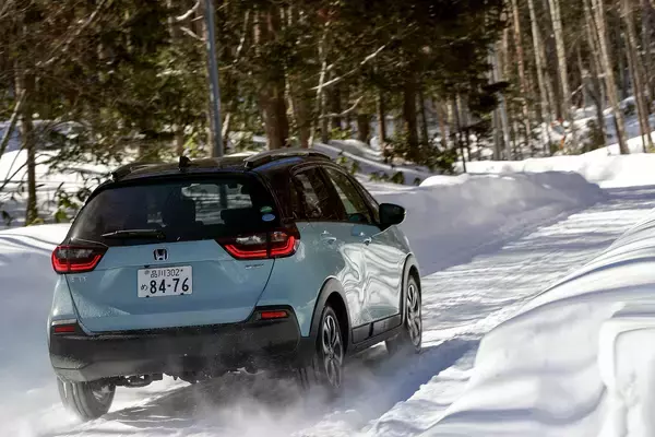 「【試乗】ホンダ車のAWDモデルを雪上でブン回す！　意外な実力が明らかになった「純SUV」じゃないモデルとは」の画像