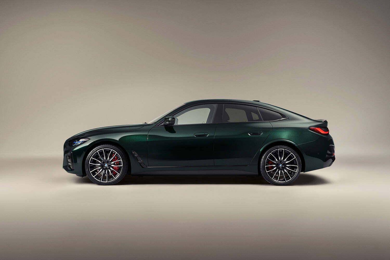 全世界６台の限定モデルを日本に１台だけ導入！　時代の最先端をいくアパレルブランド「Kith」とコラボしたBMW i4 M50 by Kithを発売