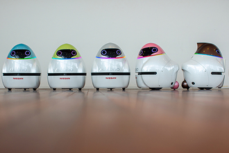 イワシが魚群のなかでぶつからないのはナゼ？　日産が群れで走行する「自立走行ロボット」を完成させたまさかのヒント