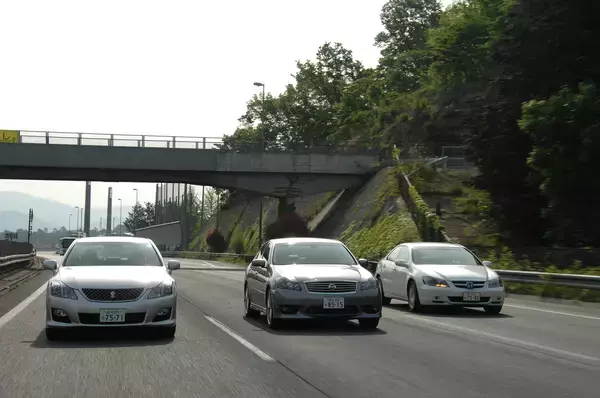 「端から端まで一気に車線変更！　危険にも感じるけど「複数車線またぎ」の車線変更は法的に問題ない？」の画像