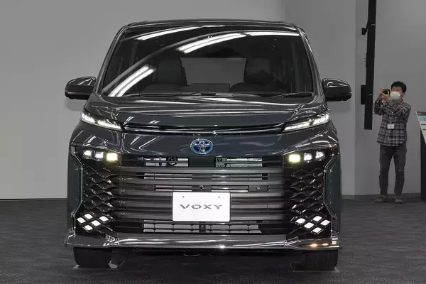 「バカ売れ確実な新型ノア＆ヴォクシーはどう選ぶ？　ミニバンマイスターの結論は「最上級グレードを買え」だった！」の画像