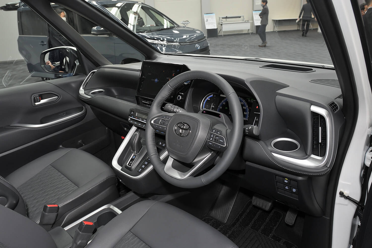 バカ売れ確実な新型ノア＆ヴォクシーはどう選ぶ？　ミニバンマイスターの結論は「最上級グレードを買え」だった！