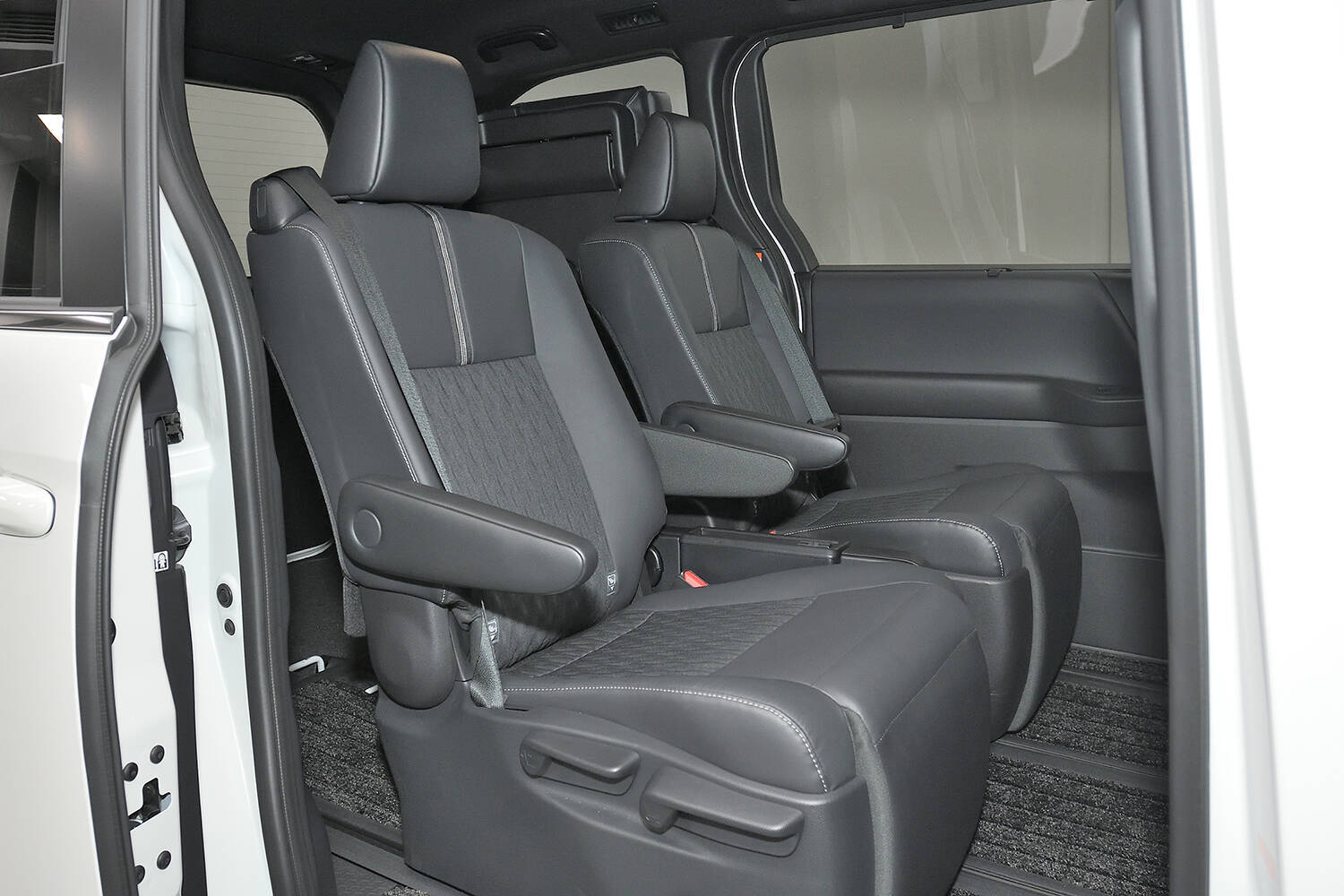 バカ売れ確実な新型ノア＆ヴォクシーはどう選ぶ？　ミニバンマイスターの結論は「最上級グレードを買え」だった！