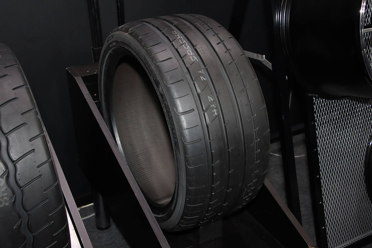 ヨコハマブースで見つけた！　「かゆいところに手が届く」タイヤ５選【大阪オートメッセ2024】