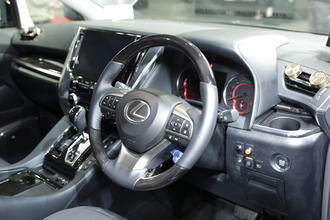 日本仕様がないなら作ってしまえ！　右ハンドルの「レクサスLM」は純正パーツ移植のアルファードだった