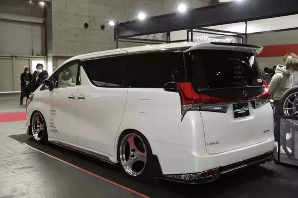 「日本仕様がないなら作ってしまえ！　右ハンドルの「レクサスLM」は純正パーツ移植のアルファードだった」の画像