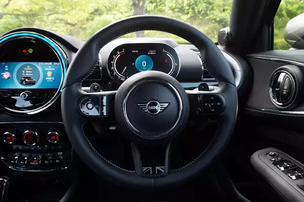 MINIの「ゴーカートフィーリング」って何？　編集部員がクーパーS クラブマンで体感