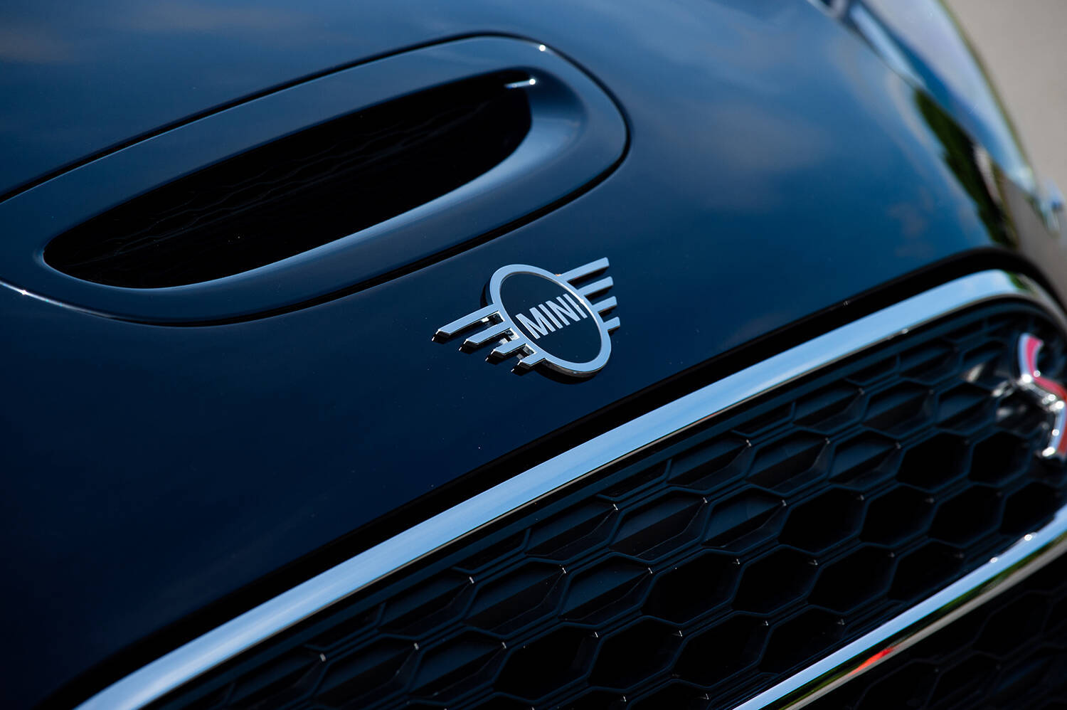 MINIの「ゴーカートフィーリング」って何？　編集部員がクーパーS クラブマンで体感