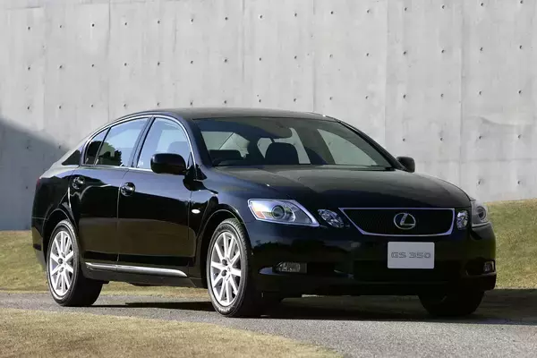 日本で「売れない」からって侮るなかれ！　海外ではシッカリ人気を獲得している「日本車」たち