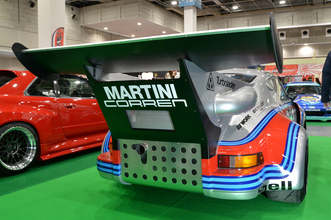 見た目はポルシェでも中身はコペン!?　職人と学生が５カ月で仕上げた伝説のレーシングカー「ポルシェRSR」がスゴかった【大阪オートメッセ2026】