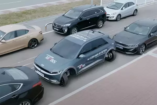 「これで縦列駐車の不安ゼロ!!　ヒョンデが発表した「真横にも走れる」e-Cornerシステムが夢すぎる」の画像