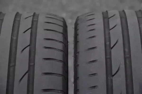 「「スリップサイン」とは違う「プラットフォーム」って何？　昨年も使ったスタッドレスタイヤを今年も履くなら「確認必須」のポイントだった」の画像