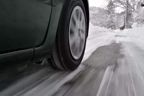 「「スリップサイン」とは違う「プラットフォーム」って何？　昨年も使ったスタッドレスタイヤを今年も履くなら「確認必須」のポイントだった」の画像