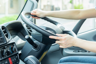 トラックのハンドルはなんでデカくて水平？　同じクルマなのに乗用車とは違うワケ