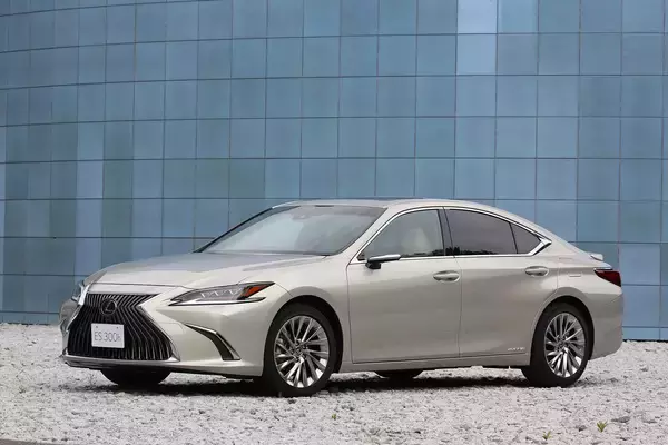 「レクサスの現行セダンモデルを紹介！　安く購入するコツや中古車相場についても解説」の画像