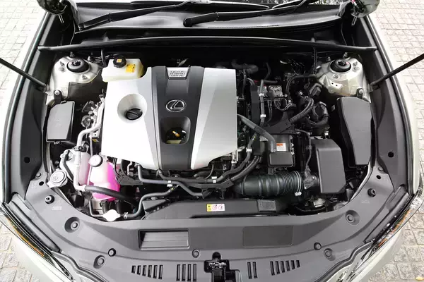 「レクサスの現行セダンモデルを紹介！　安く購入するコツや中古車相場についても解説」の画像