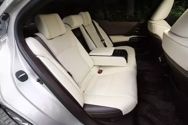 「レクサスの現行セダンモデルを紹介！　安く購入するコツや中古車相場についても解説」の画像