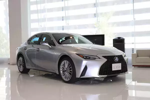「レクサスの現行セダンモデルを紹介！　安く購入するコツや中古車相場についても解説」の画像