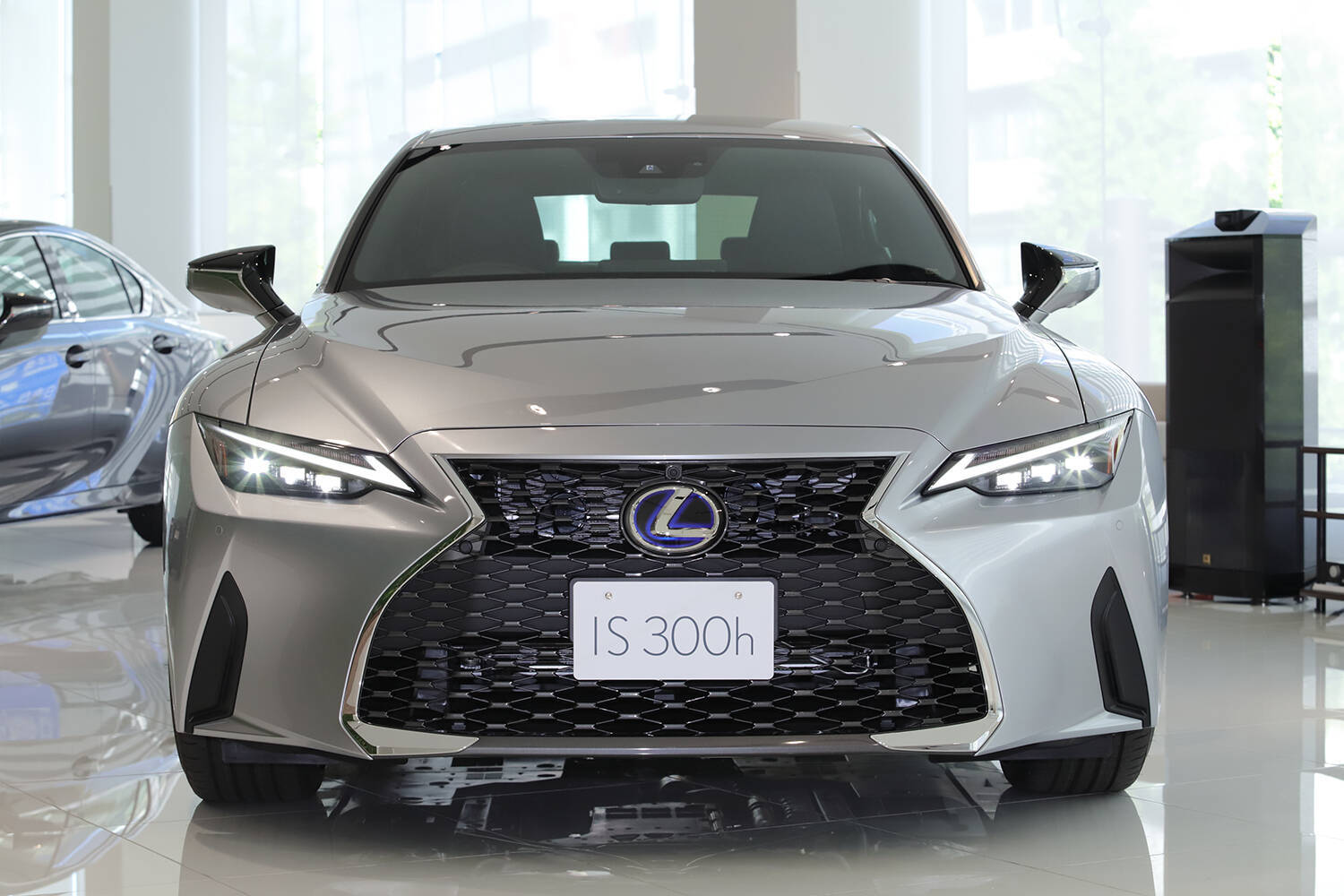 レクサスの現行セダンモデルを紹介！　安く購入するコツや中古車相場についても解説